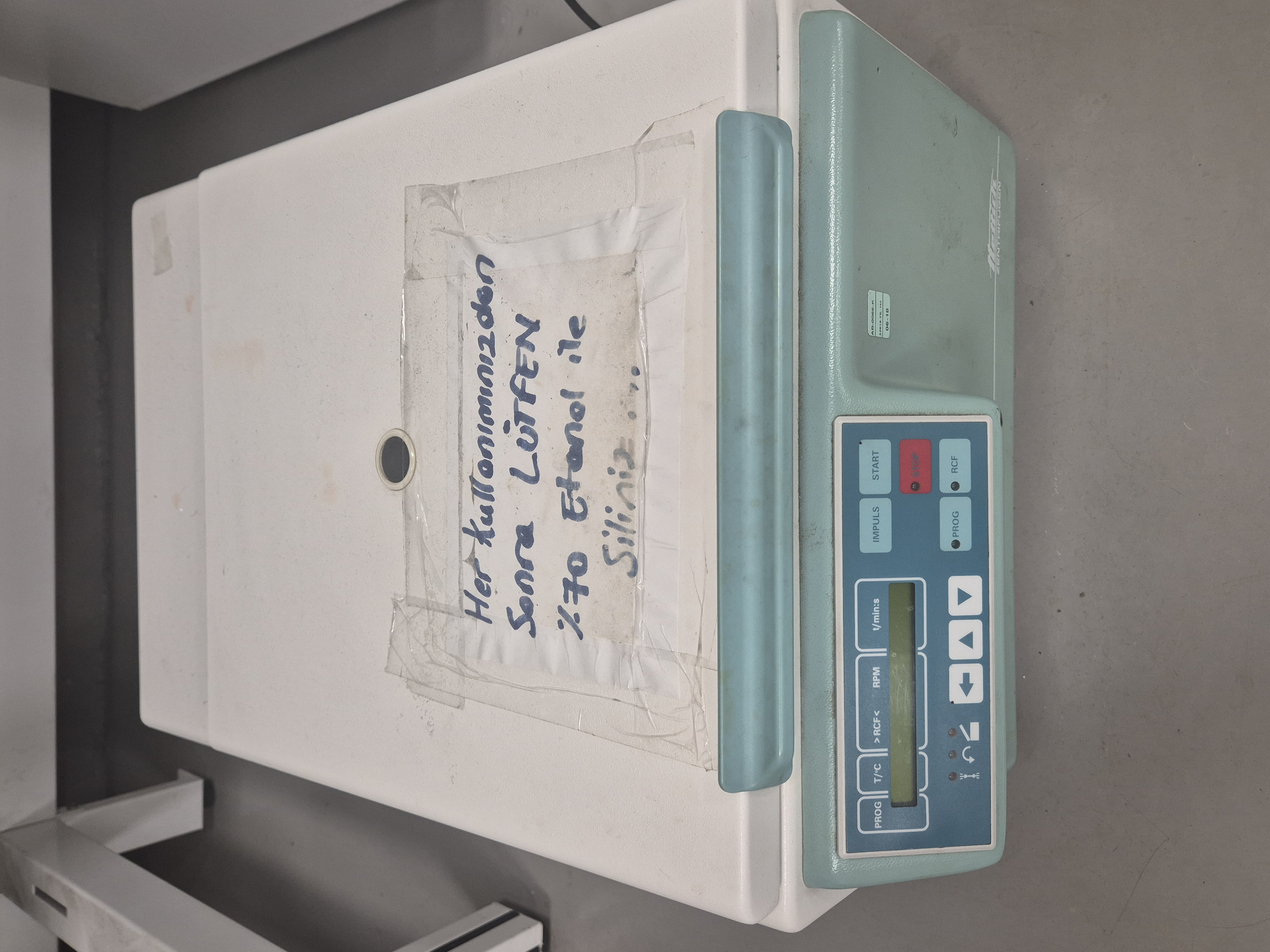 Soğutmalı Santrifüj Hettich-Fotoğraf